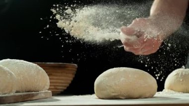 Baker Un Fırlatma Hareketi 'nin Süper Yavaş Hareketi. High Speed Cinema Camera 'da çekildi, 1000 fps. Hamur Hazırlığının Kapanışı.
