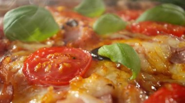 İştah açıcı Pizza Yemeye Hazırlandı, Fotoğraf makinesi pizzanın hemen üstünden geçiyor, Eşsiz Bakış açısı, Süper Yavaş Hareket