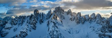 Kış boyunca Dolomitlerin Güzel Panoraması