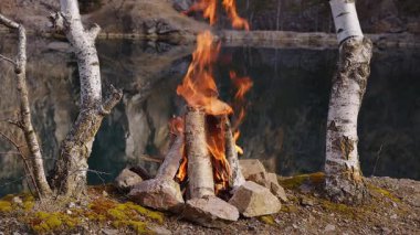 Göl kenarındaki Birch Trees ile Kamp Ateşi, Otantik Ses