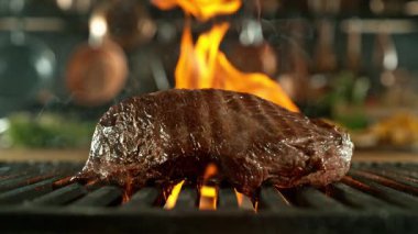 Alevli Demir Izgara Bifteğin Süper Yavaş Hareketi. Yüksek Hız Sinema Kamerası, 1000 fp..