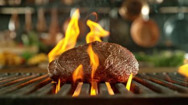 Alevli Demir Izgara Bifteğin Süper Yavaş Hareketi. Yüksek Hız Sinema Kamerası, 1000 fp..