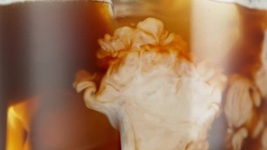 Buz Kahvesine Süt Doldurmanın Süper Yavaş Çekimi, Yüksek Hızlı Klimatik Kamera ile Çekim