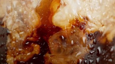 Buz Kahvesine Süt Doldurmanın Süper Yavaş Çekimi, Yüksek Hızlı Klimatik Kamera ile Çekim