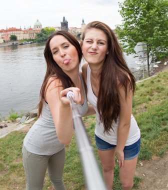 Bir selfie alarak iki güzel kız