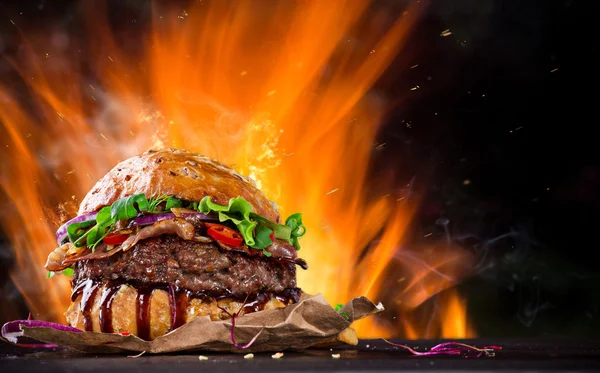 Burger fatto in casa con fiamme di fuoco — Foto Stock