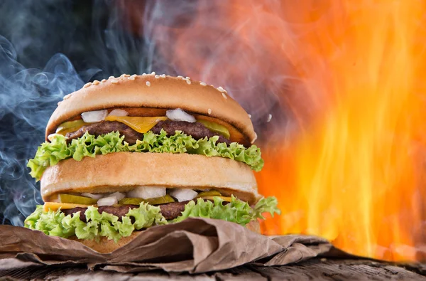 Huisgemaakte hamburger met vuur vlammen — Stockfoto