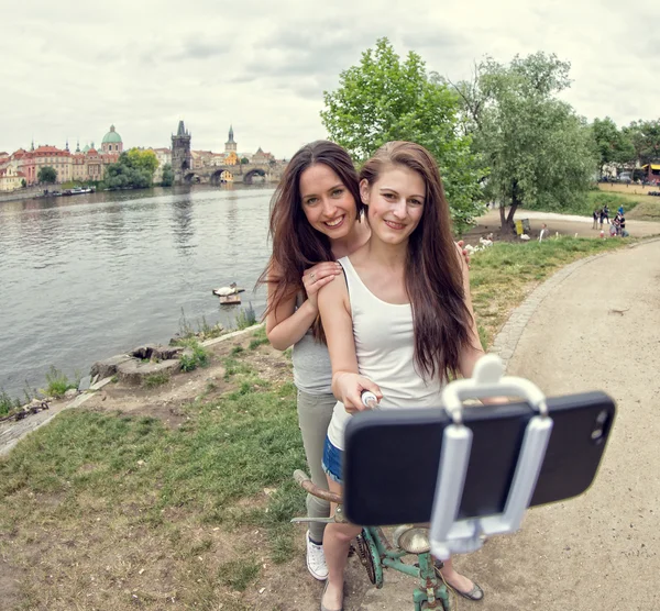 Två vackra tjejer tar en selfie — Stockfoto