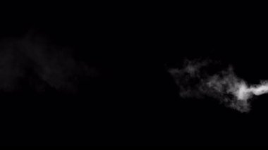 Uçan Atmosferik Dumanın Süper Yavaş Çekimi, Siyah Arkaplan 'da izole edilmiş, Yüksek Hız Sinematik Kamera' da 1000 FPS 'de çekildi.