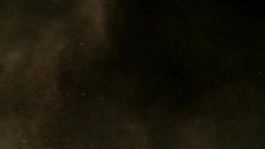 Uçan Kum Tozu 'nun Süper Yavaş Çekimi, Siyah Arkaplan' da izole edilmiş, Yüksek Hız Sinema Kamerası 'nda 1000 FPS' de çekilmiş.