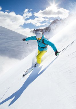 Yüksek dağlarda kayak yapan kayakçı.