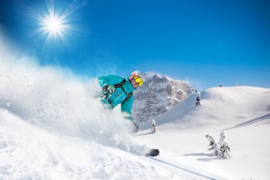 Yüksek dağlarda kayak yapan kayakçı.