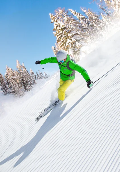 Skiër afdaling in hoge bergen — Stockfoto