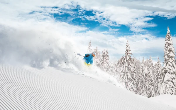 Skiër afdaling in hoge bergen Stockafbeelding