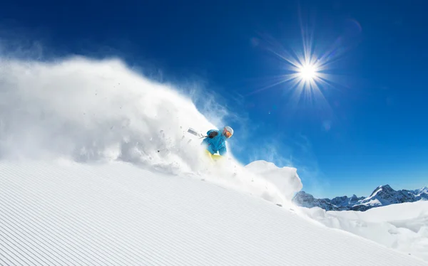 高い山の中でスキー滑降 — ストック写真