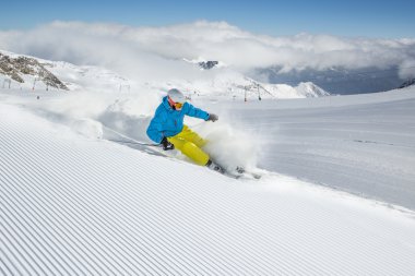 Yüksek dağlarda kayak yapan kayakçı.