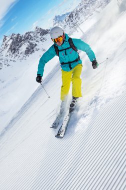 Yüksek dağlarda kayak yapan kayakçı.