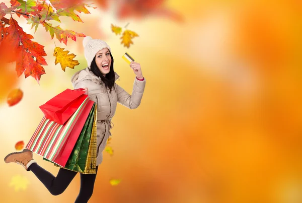 Mooie vrouw houdt van boodschappentassen, kopen in de herfst seizoen. — Stockfoto