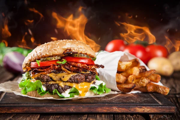 Nahaufnahme hausgemachter Burger — Stockfoto