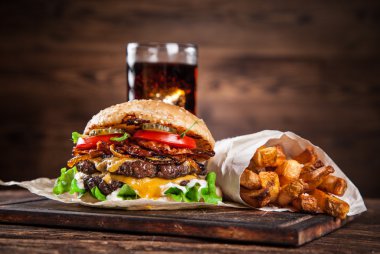 Ev yapımı hamburgerlere yakın çekim