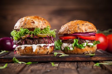 Ev yapımı hamburgerlere yakın çekim