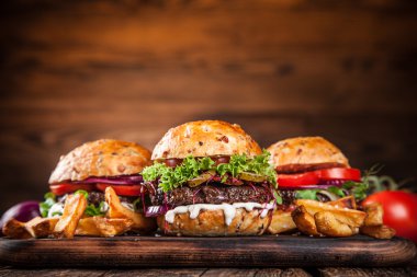 Ev yapımı hamburgerlere yakın çekim