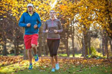 Adam ve kadın eğitim dışında sonbahar günü sırasında.