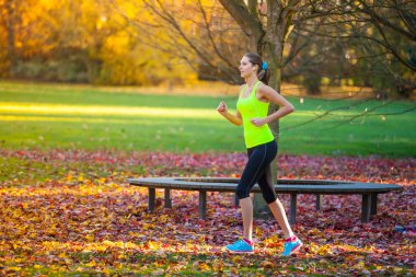 Sonbahar günü sırasında dışında kadın eğitim.