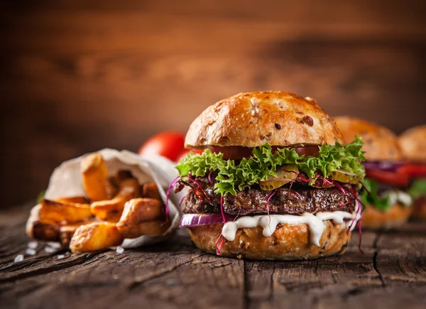 Ev yapımı hamburgerlere yakın çekim