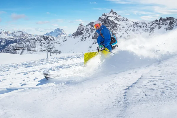 Esquiador esquiando cuesta abajo — Foto de Stock