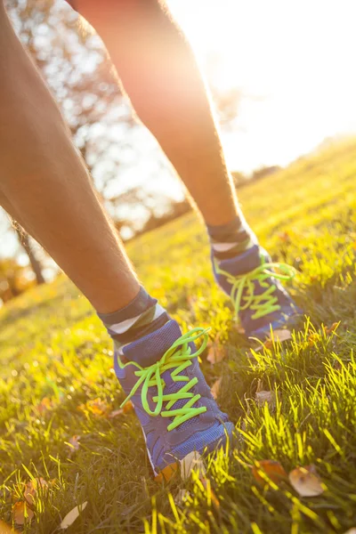 Běžec nohy mimo během podzimní den. — Stock fotografie