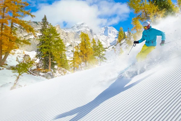 Skiër afdaling skiën — Stockfoto