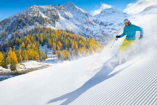Lyžař, sjezdové lyžování — Stock fotografie