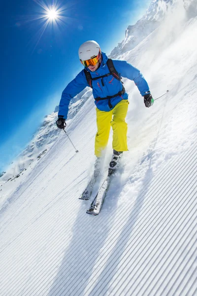 Skifahrer bei der Abfahrt Stockbild