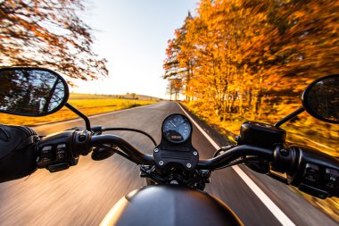 Motosiklet gidonun üzerinde görünümü