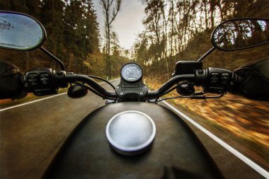 Motosiklet gidonun üzerinde görünümü