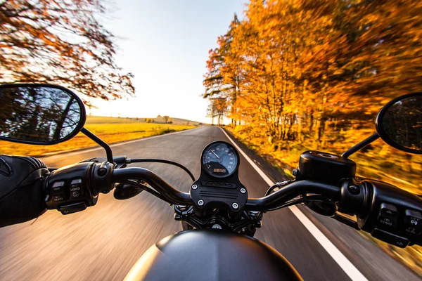 A vista sobre o guidão da motocicleta — Fotografia de Stock