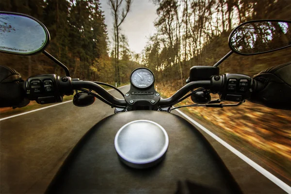 A vista sobre o guidão da motocicleta — Fotografia de Stock