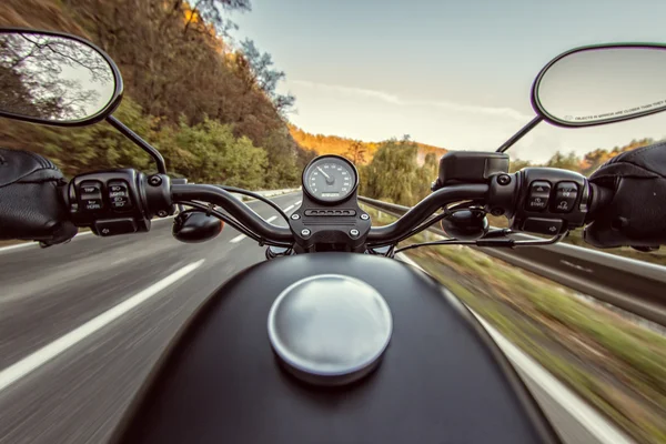 Het uitzicht over het stuur van de motorfiets — Stockfoto