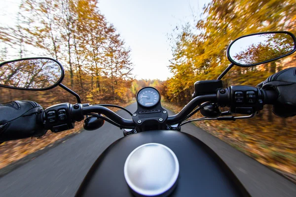 Het uitzicht over het stuur van de motorfiets — Stockfoto