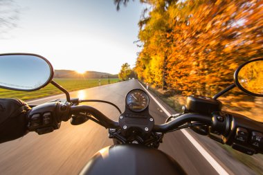 Motosiklet gidonun üzerinde görünümü