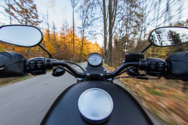 Motosiklet gidonun üzerinde görünümü