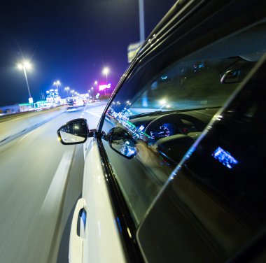 Gece şehir arabanın arkadan görünüm.