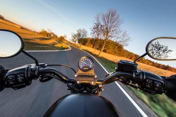 Het uitzicht over het stuur van de motorfiets — Stockfoto