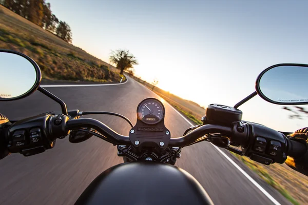 A vista sobre o guidão da motocicleta — Fotografia de Stock