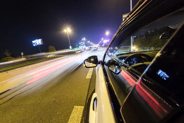 Πόλης το βράδυ από το αυτοκίνητο οπίσθια όψη. — Φωτογραφία Αρχείου