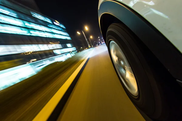 Night city från bilen bakifrån. — Stockfoto