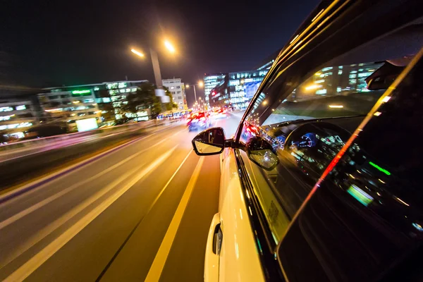 Night city från bilen bakifrån. — Stockfoto