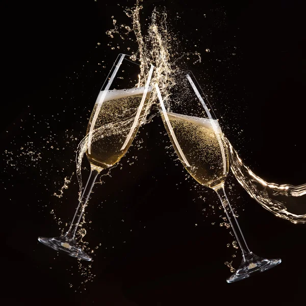杯香槟酒时溅起水花，庆祝主题. — 图库照片