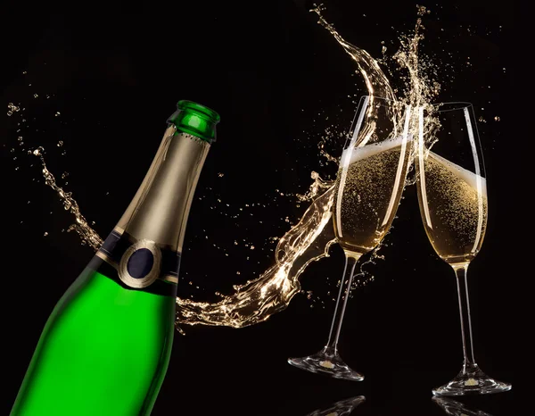 Bicchieri di champagne con spruzzi, tema celebrazione . — Foto Stock